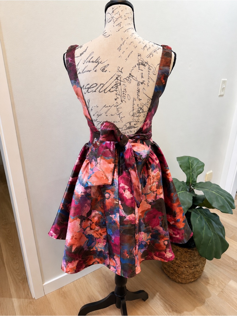 Honey and Rosie Floral Fit & Flare Party Dress Open Back Bow NWT Size Small
